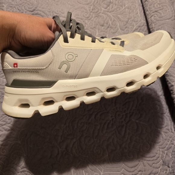 On Cloudrunner 2 - Picture 8 of 13